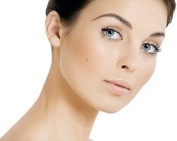 A woman with a clear complexion and a neat neck, exuding freshness and simplicity in her appearance.